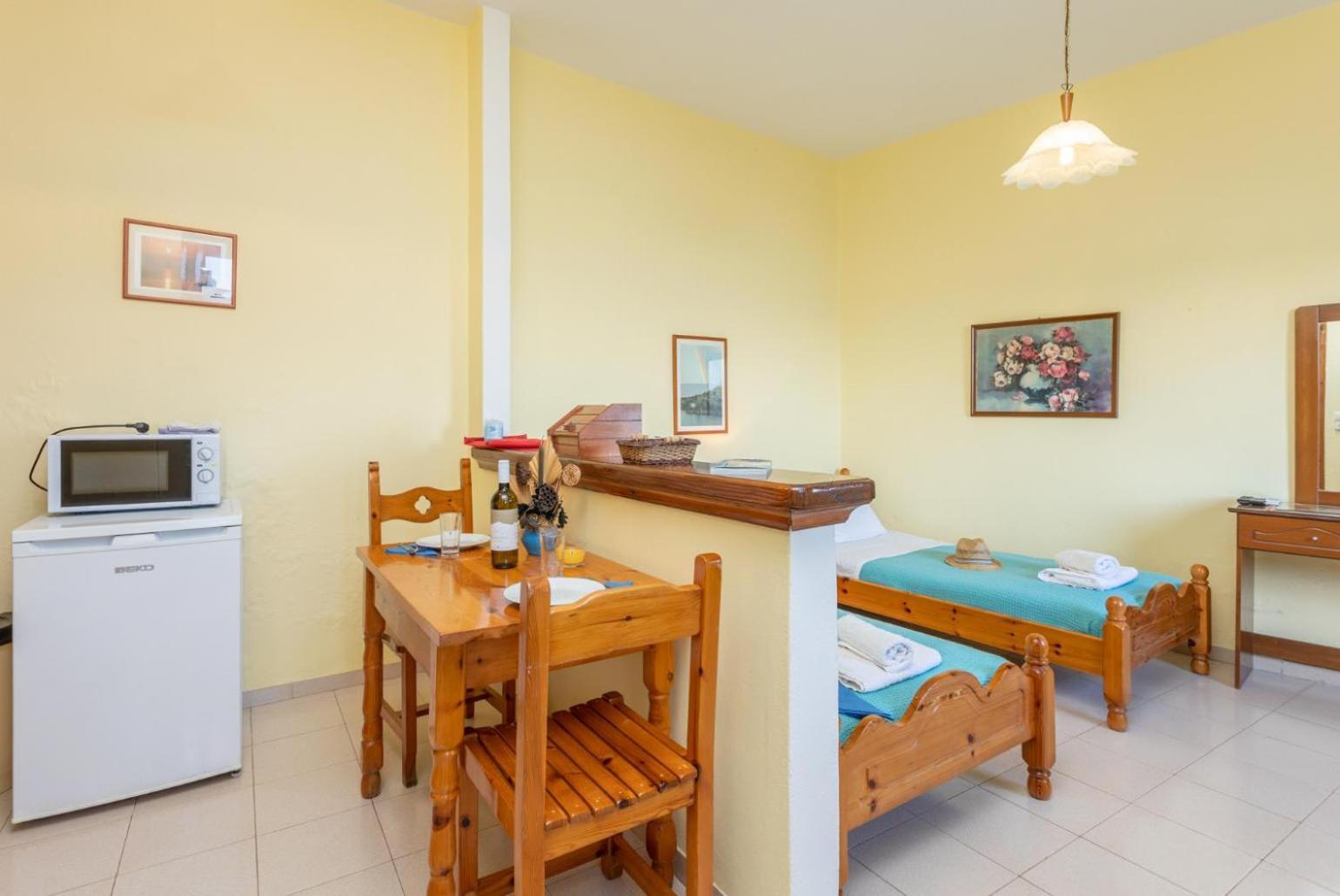 Dolphin Studio Apartment Tranakatika Exterior photo