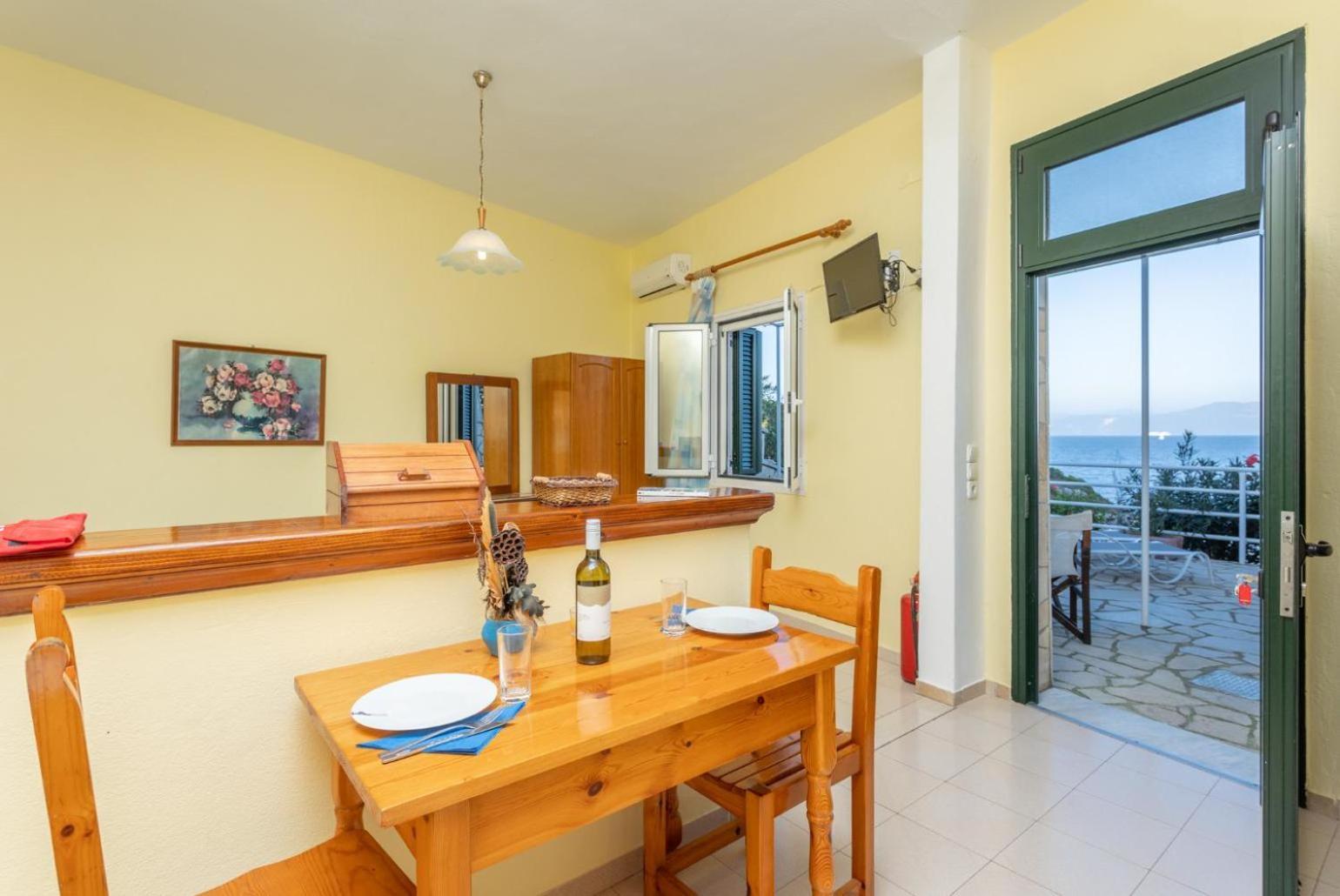 Dolphin Studio Apartment Tranakatika Exterior photo